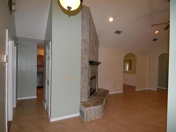 4th image of 11861 Leafdale Cir W