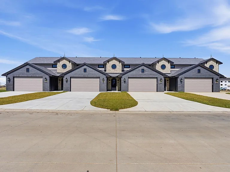 2134 E Beaumont St — Photo 2