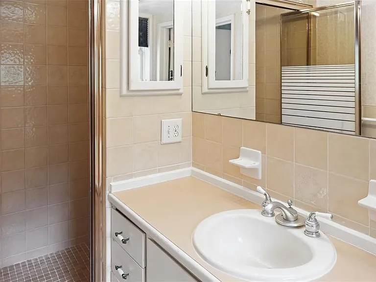 1228 Spring Lake Dr — Photo 20