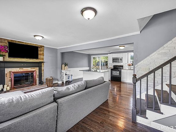 3rd image of 152 Bay Avenue