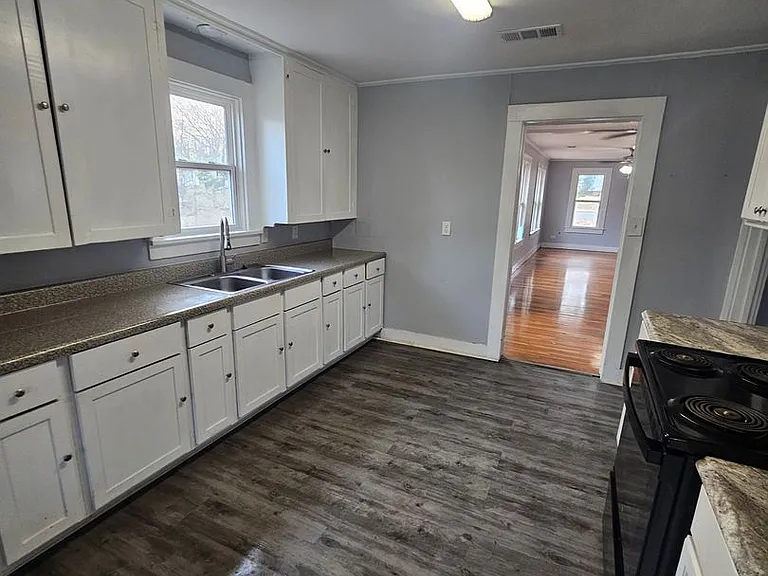 735 Floyd St — Photo 10