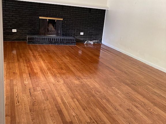 Living Room, 18.5' x 13.5'