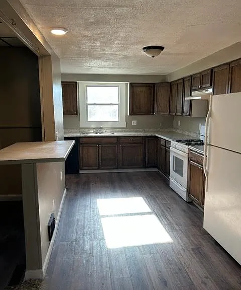 1519 Victoria Ave — Photo 1