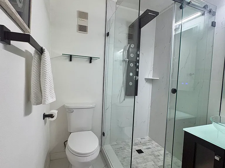 Primary bath en suite