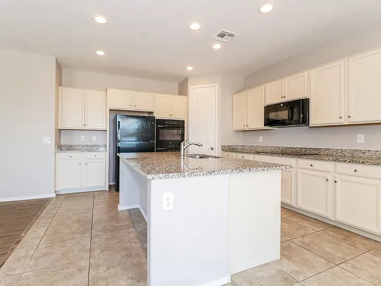6114 S 30th Ln — Photo 6