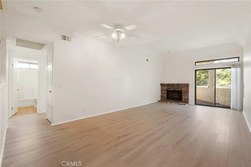 2 bed, 1002 sqft, $3,250 — Photo 3