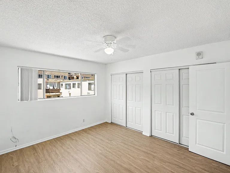 Hollywood Apartments — Photo 17