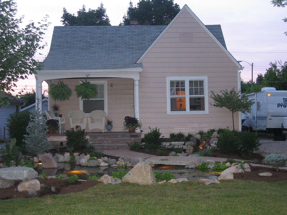 1st image of 816 E Edwards Ave
