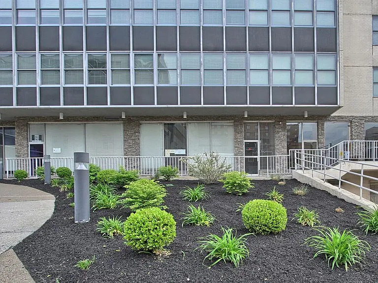 Executive House Apartments — Photo 20