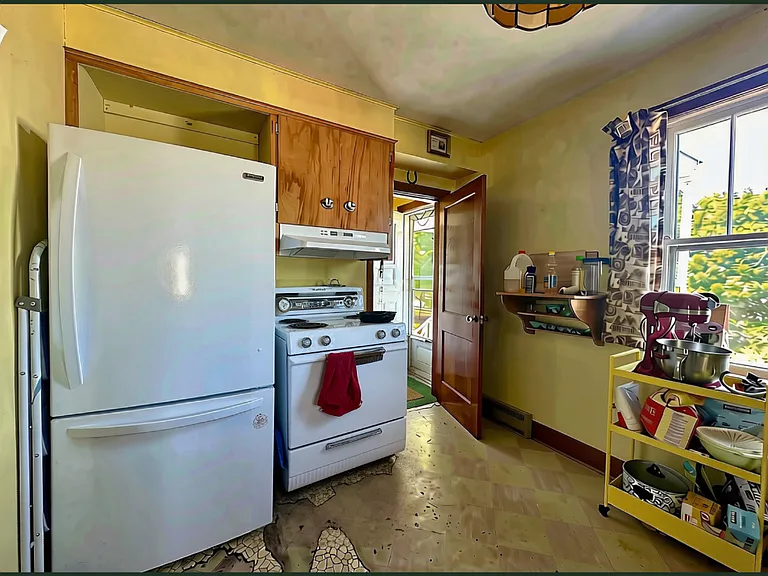 129 Lawrence St — Photo 3