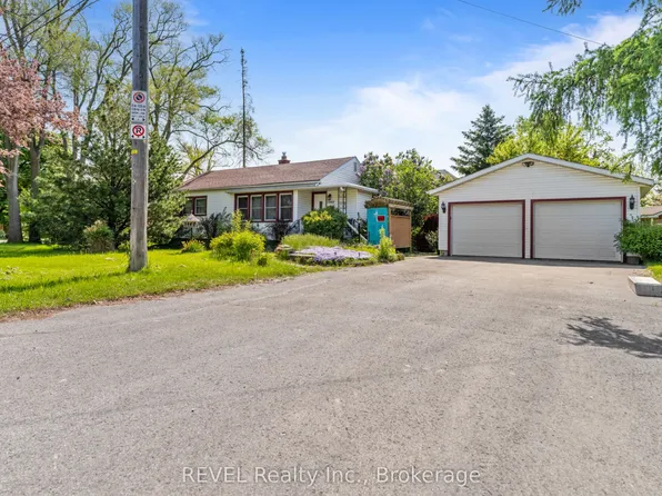 7962 Booth St, Niagara Falls, ON L2H 1E8