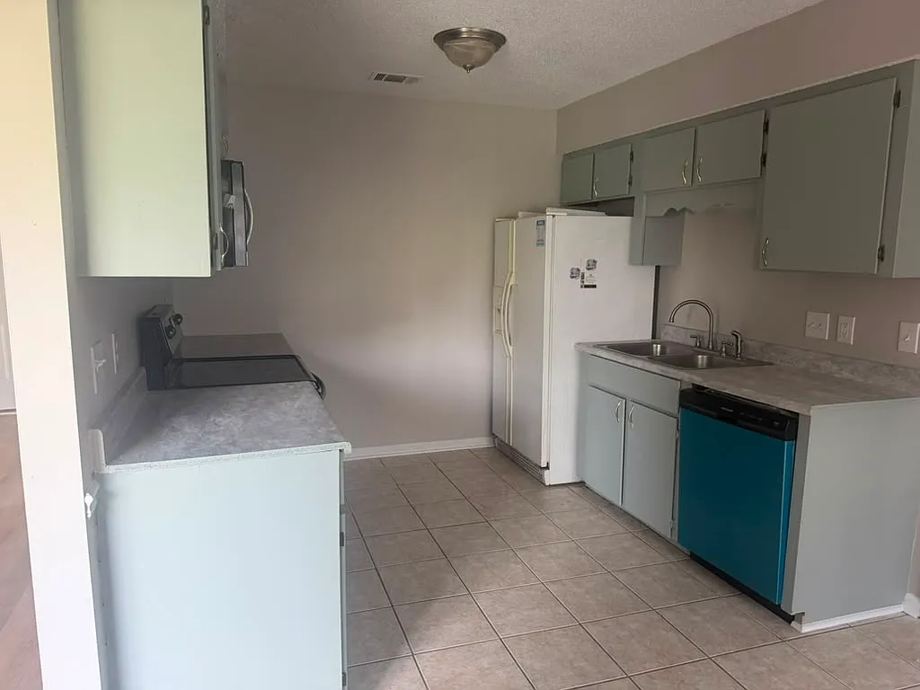 5 bed, 1967 sqft, $2,100 — Photo 3