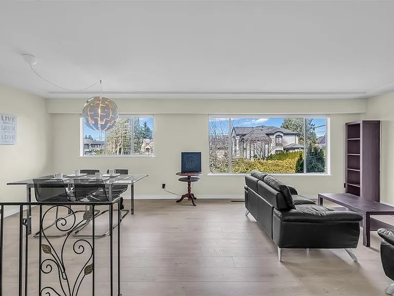 8620 Camden Cres — Photo 4