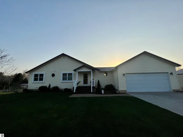 7495 Bennett Rd, Williamsburg, MI 49690