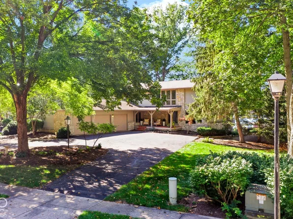 11122 Lakeshore Dr E, Carmel, IN 46033