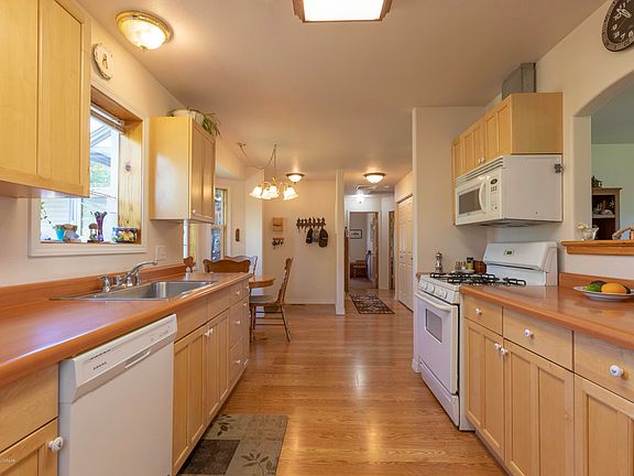 4th image of 63 Fox Hollow Dr