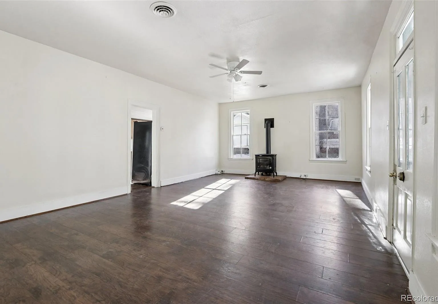 3 bed, 1.0 bath, 1208 sqft, $2,500 — Photo 2