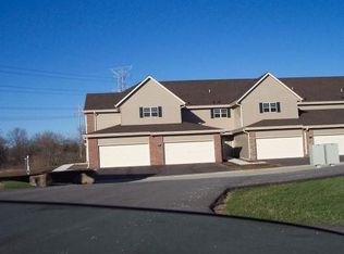 504 Forest Ridge Ct, Saukville, WI 53080