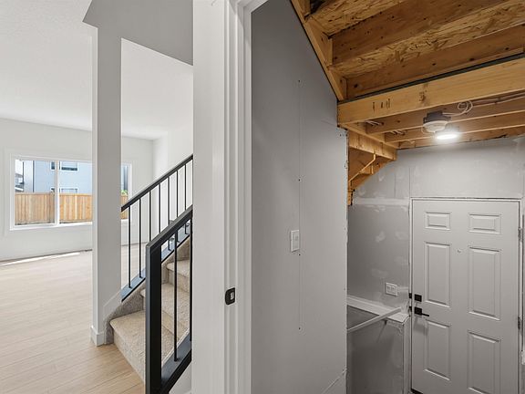 4th image of 5872 Raven Cres NW
