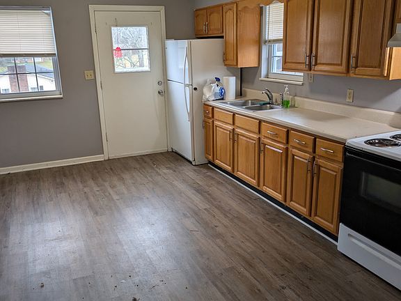 3rd image of 204 Cherry Ln #B