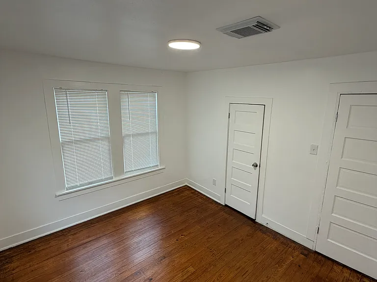 516 W Dallas St — Photo 6