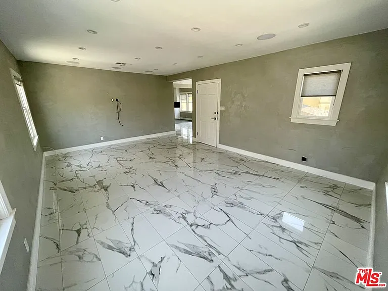 842 S Wooster St — Photo 3