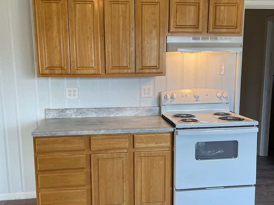 Lg kitchen area with lots of cabinet space