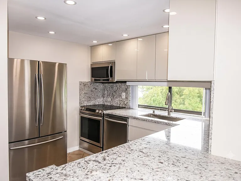 17021 N Bay Rd #529 — Photo 3