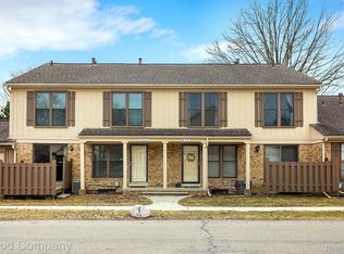 8658 Edgewater Ln, Warren, MI 48093