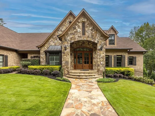 686 Sweetwater Dr, Cataula, GA 31804