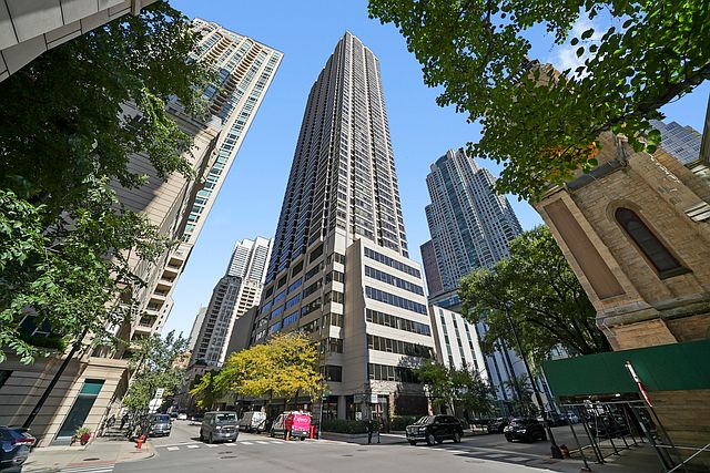 1st image of 30 E Huron St APT 2406