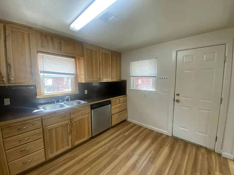 310 SE Gregory Dr — Photo 7