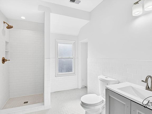 2nd image of 3175-3177 Jacob St