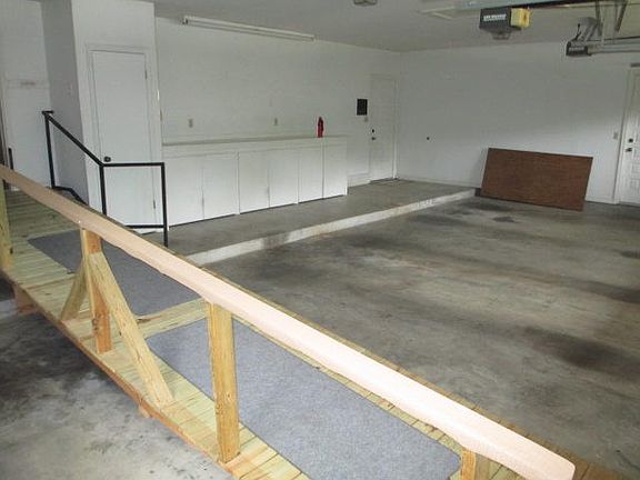 4th image of 209 Craigwood Cir