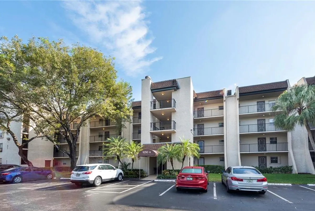 Building Photo - 9230 Lagoon Pl N #408
