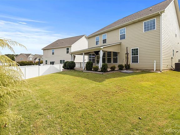3rd image of 3934 Lake Breeze Dr
