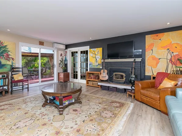 862 Canterbury Rd, Saanich, BC V8X 3E6