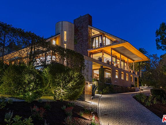 2nd image of 3900 Villa Costera