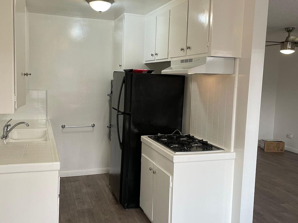 1st image of 833 N Hudson Ave #2