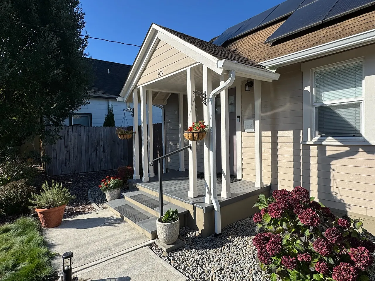 209 Cushing St NW — Photo 1