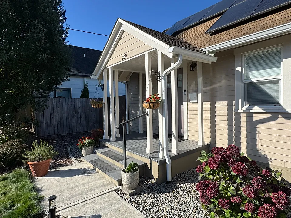 209 Cushing St NW #1