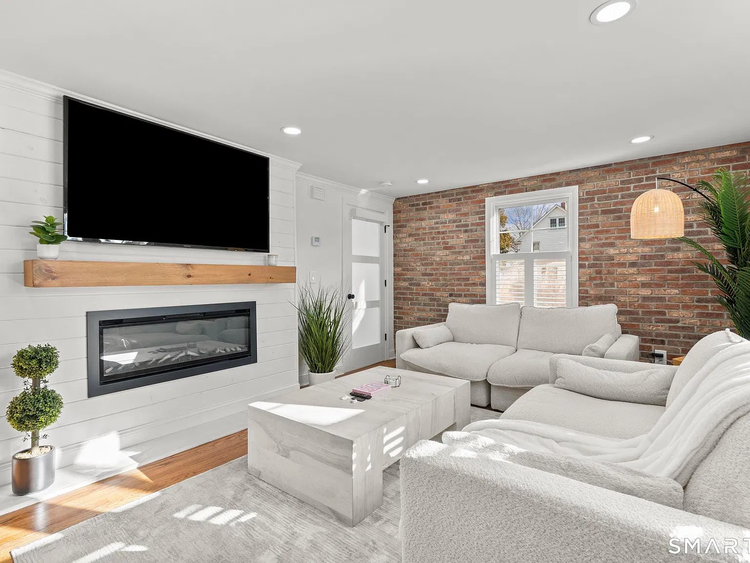 4 bed, 2.0 bath, 2106 sqft, $10,000 — Photo 3