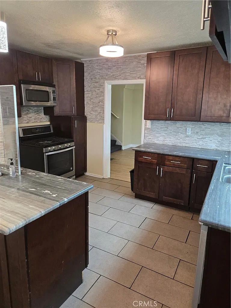 3 bed, 2.5 bath, 3000 sqft, $4,500 — Photo 4