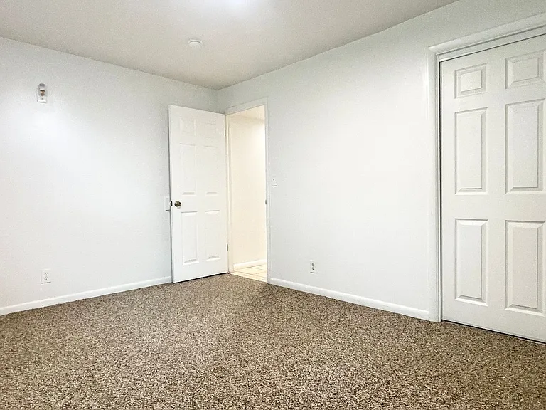 300 E — Photo 14