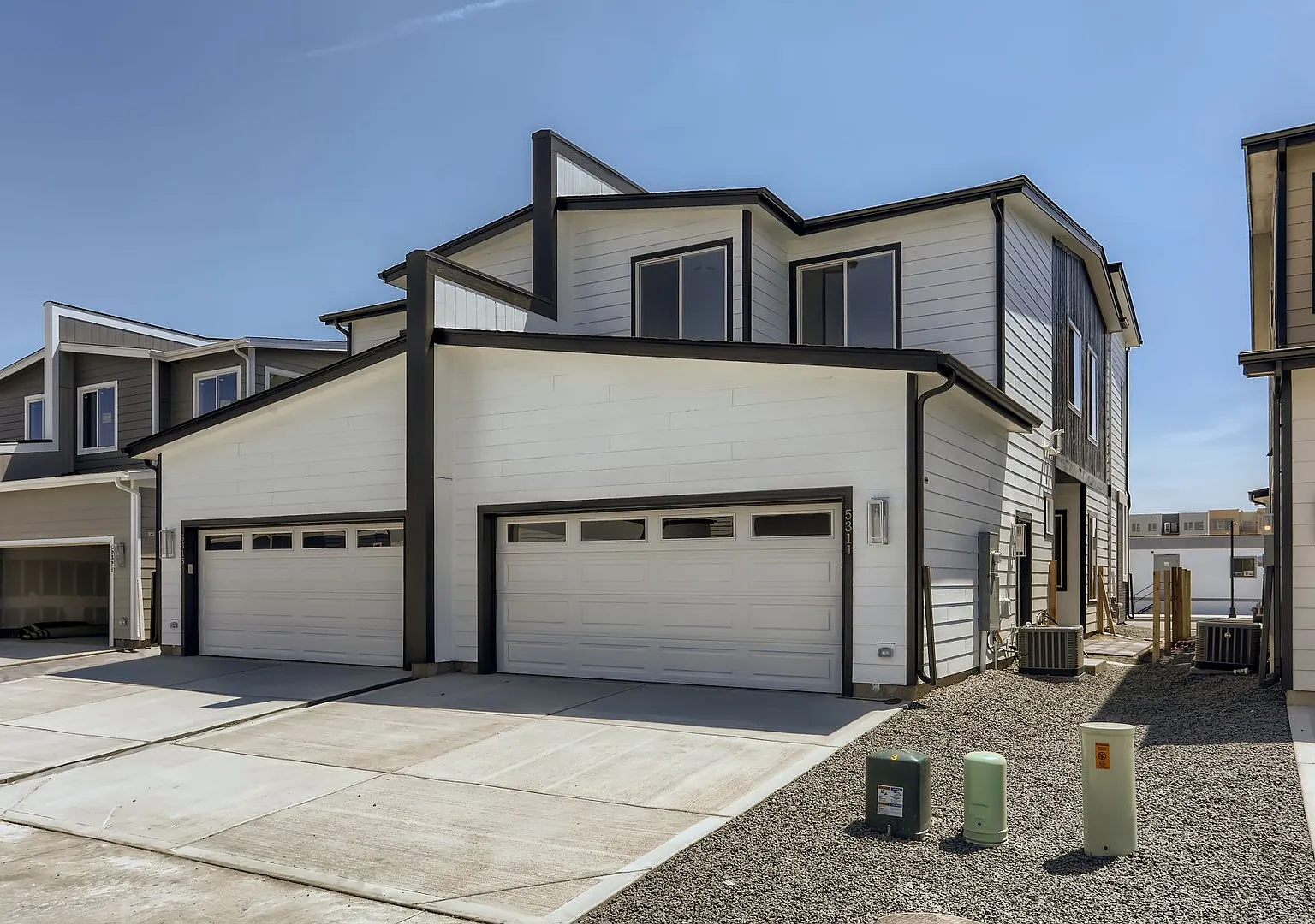 Stunning 3 Bed 2 1/2 Bath Home - Move in Special! — Photo 3