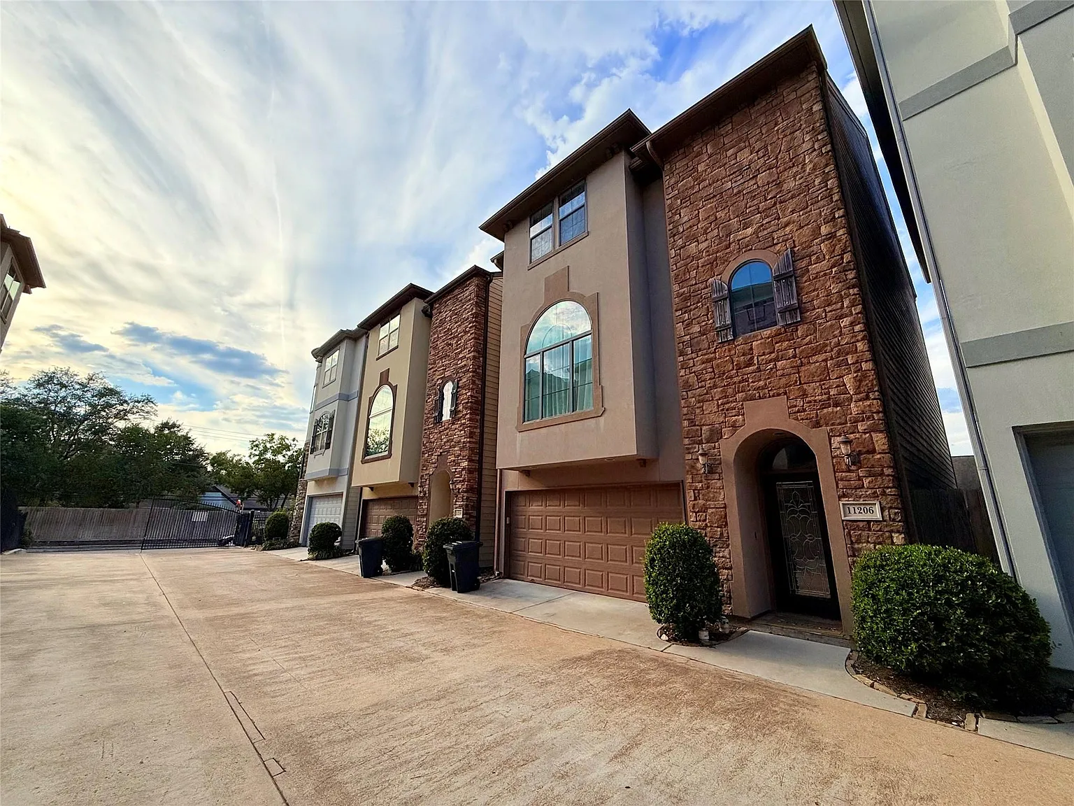 4 bed, 3.5 bath, 2888 sqft, $2,975 — Photo 1