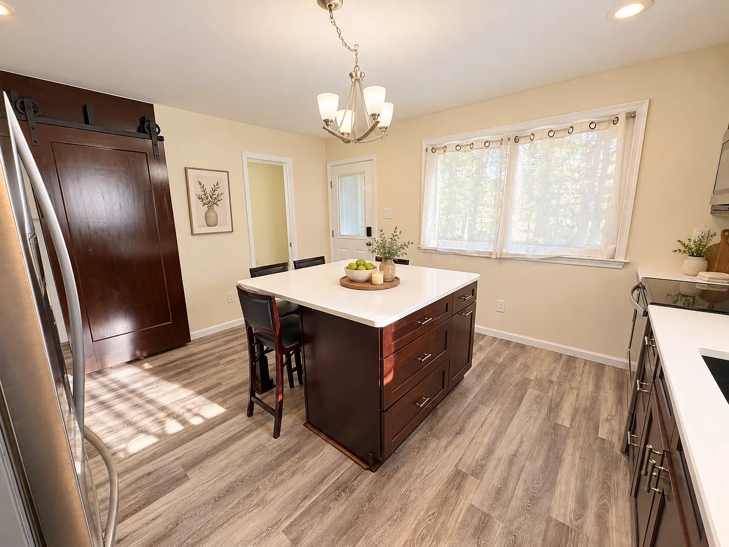 2 bed, 1.5 bath, 1080 sqft, $2,000 — Photo 2