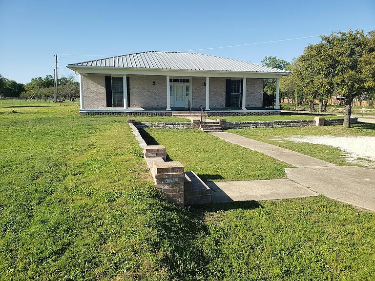 1227 W Denton Rd — Photo 2