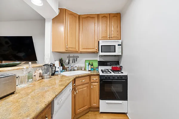 Rented by Douglas Elliman | media 18