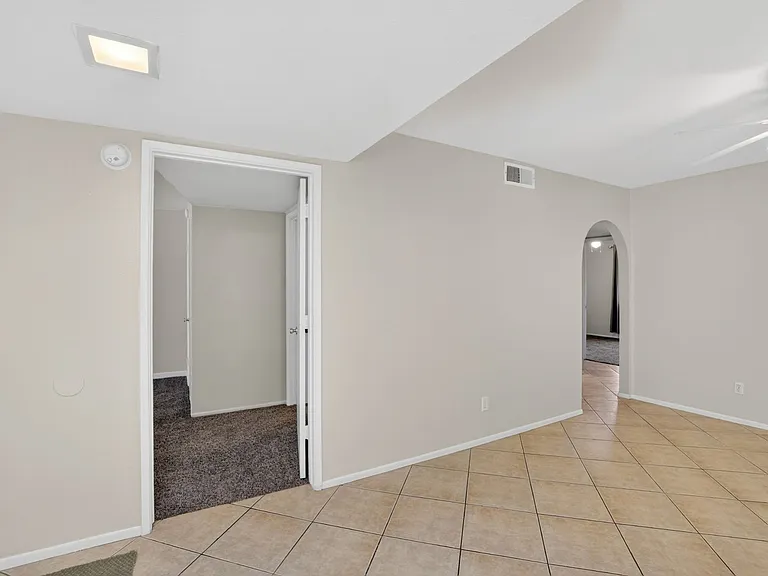 517 W Duke Dr — Photo 14